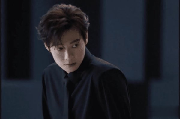 君子配资 魏大勋赴巴黎，秦岚隐退行程暗藏玄机？