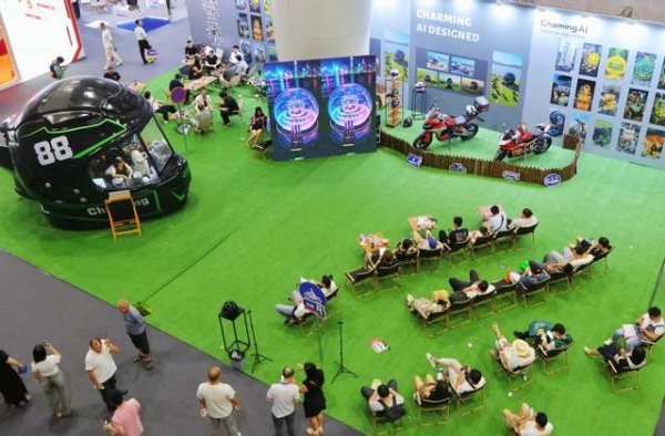 辉煌国际 建博会“一盔走红”：迈易科技以AIGC创意绘制建筑装饰新蓝图